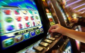 Antarmuka aplikasi mobile five55 menampilkan live-dealer tables dan menu sportsbook